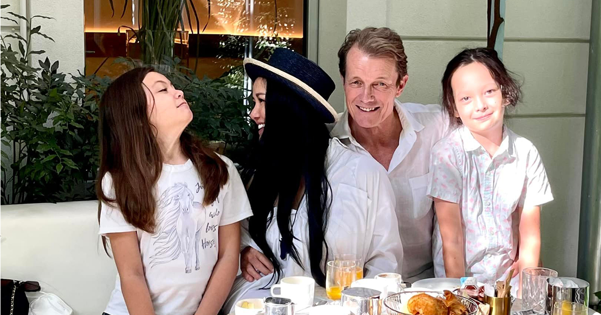 Diva Hồng Nhung thất bại trước 2 con khi tranh luận bằng tiếng Pháp