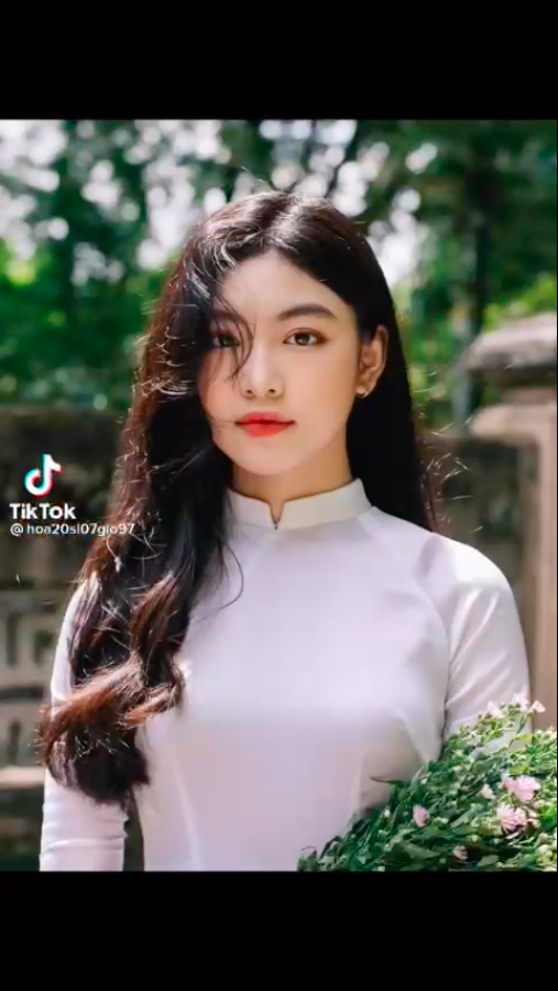 Con gái Quyền Linh hóa nàng thơ với tà áo dài trắng - Ảnh 1