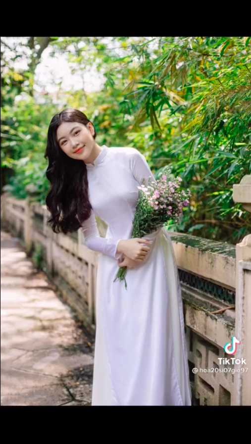 Con gái Quyền Linh hóa nàng thơ với tà áo dài trắng - Ảnh 10