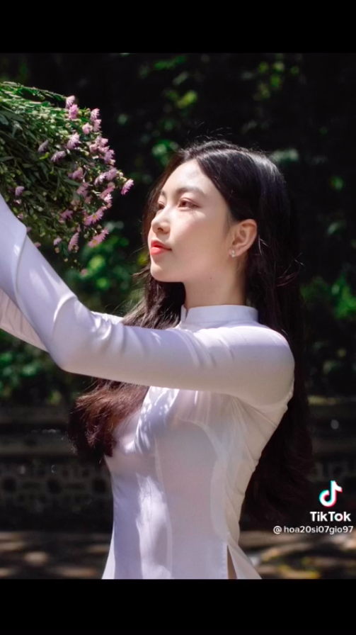 Con gái Quyền Linh hóa nàng thơ với tà áo dài trắng - Ảnh 11