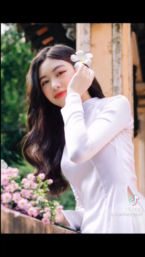 Con gái Quyền Linh hóa nàng thơ với tà áo dài trắng - Ảnh 2