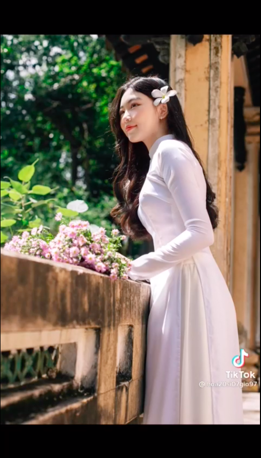 Con gái Quyền Linh hóa nàng thơ với tà áo dài trắng - Ảnh 3