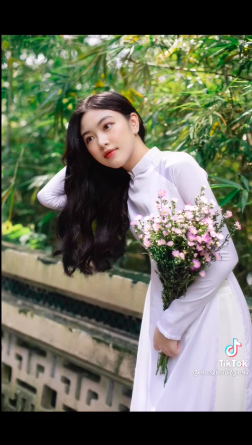 Con gái Quyền Linh hóa nàng thơ với tà áo dài trắng - Ảnh 4