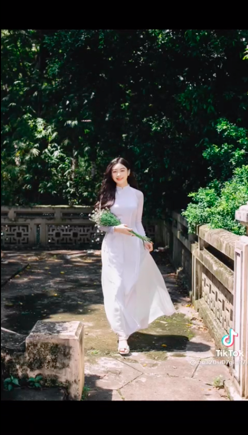 Con gái Quyền Linh hóa nàng thơ với tà áo dài trắng - Ảnh 5