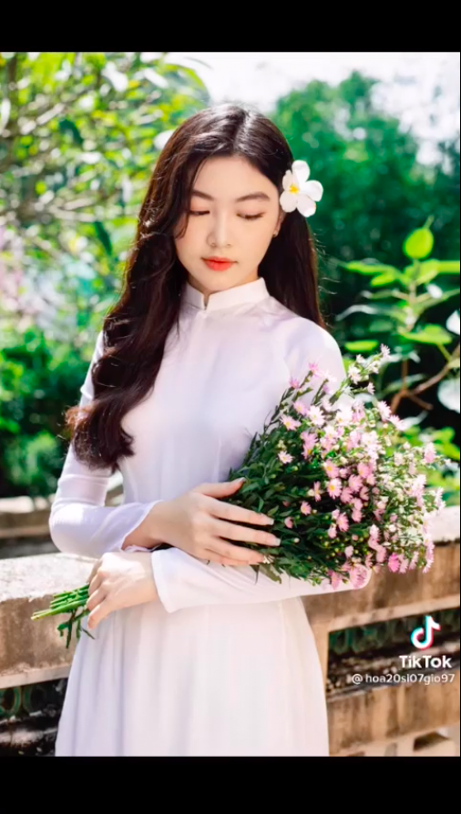 Con gái Quyền Linh hóa nàng thơ với tà áo dài trắng - Ảnh 6