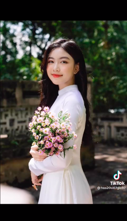 Con gái Quyền Linh hóa nàng thơ với tà áo dài trắng - Ảnh 7