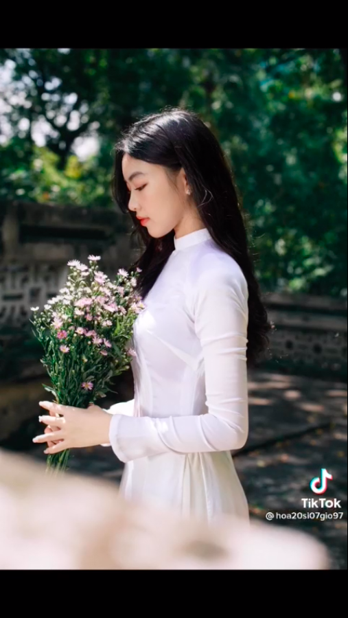 Con gái Quyền Linh hóa nàng thơ với tà áo dài trắng - Ảnh 8