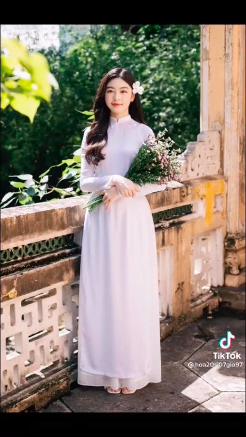 Con gái Quyền Linh hóa nàng thơ với tà áo dài trắng - Ảnh 9