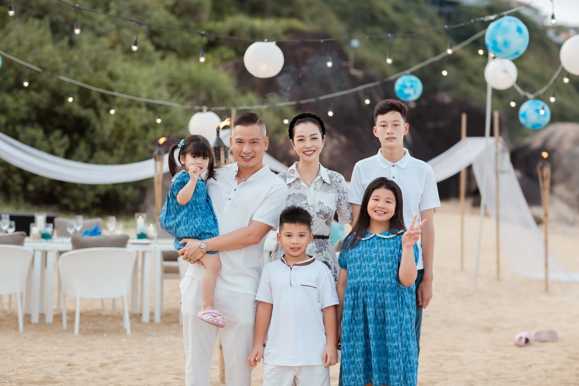 Con trai Jennifer Phạm cao vượt cả mẹ lẫn bố dượng - Ảnh 7