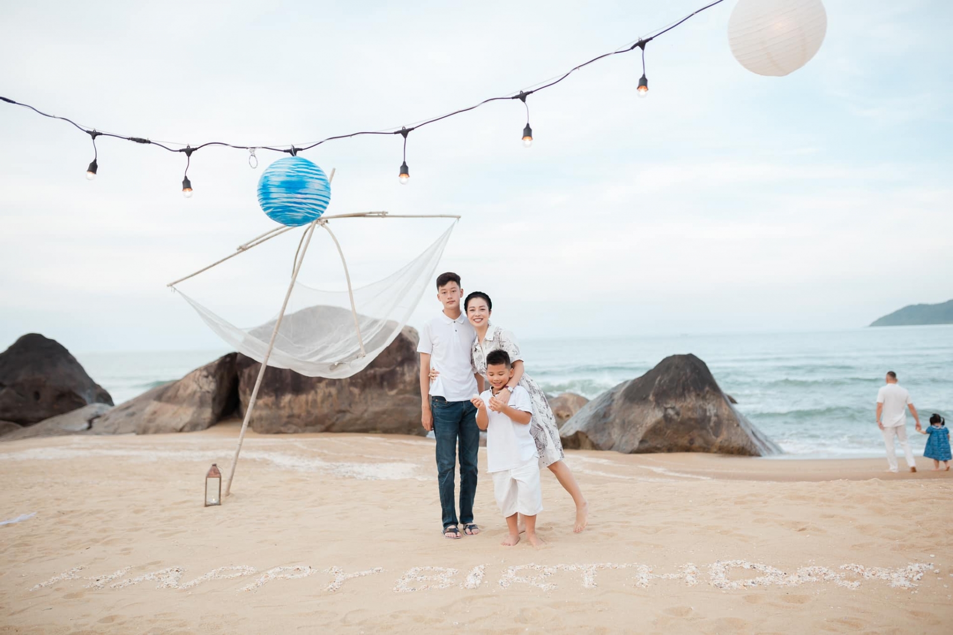 Con trai Jennifer Phạm cao vượt cả mẹ lẫn bố dượng - Ảnh 8