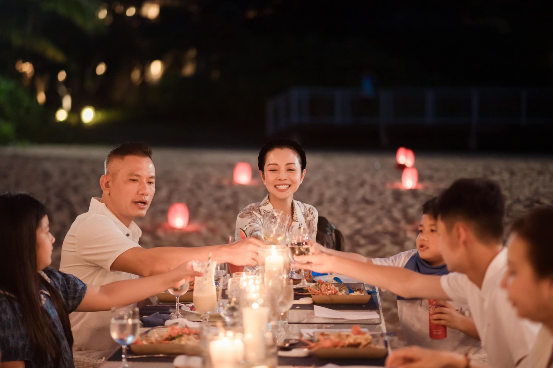 Con trai Jennifer Phạm cao vượt cả mẹ lẫn bố dượng - Ảnh 9