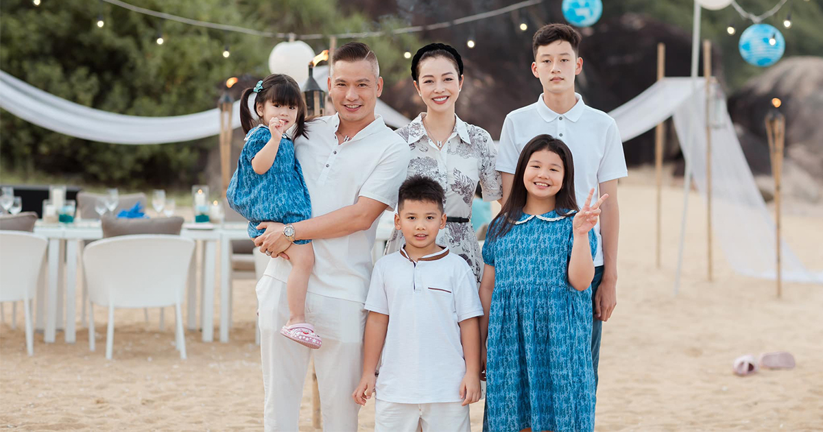 Con trai Jennifer Phạm cao gầy, trầm tư khi đoàn tụ với mẹ và bố dượng