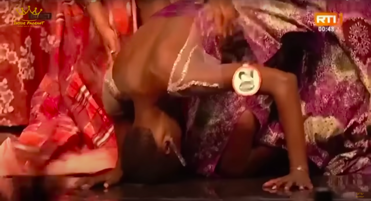 Hoa hậu Bờ Biển Ngà suýt ngất, bật khóc nức nở khi đăng quang - Ảnh 1