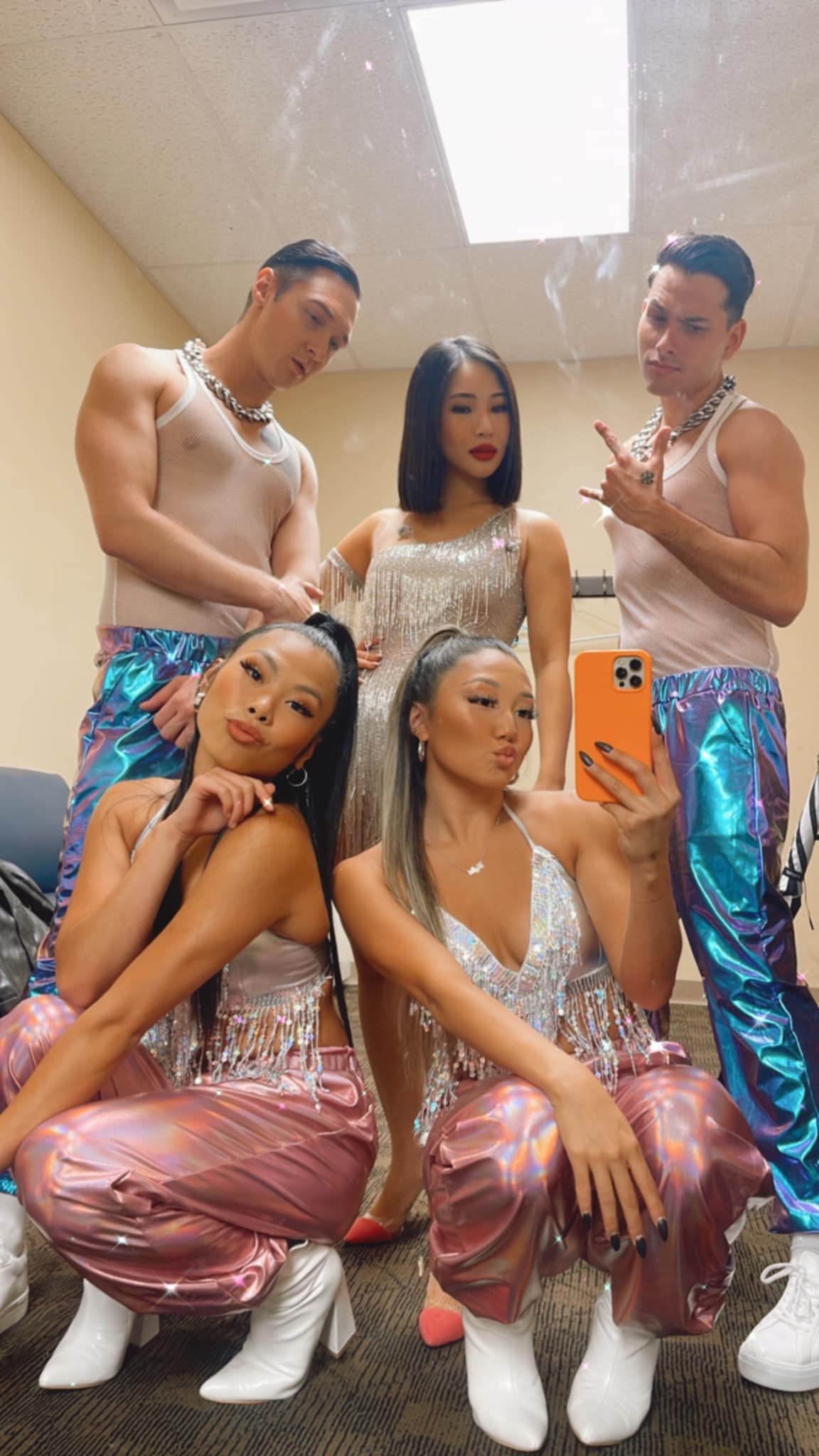 Hương Tràm diện trang phục diêm dúa nhảy nhót, lộ thân hình tăng cân trông thấy  - Ảnh 2