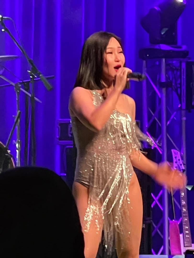 Hương Tràm diện trang phục diêm dúa nhảy nhót, lộ thân hình tăng cân trông thấy  - Ảnh 3