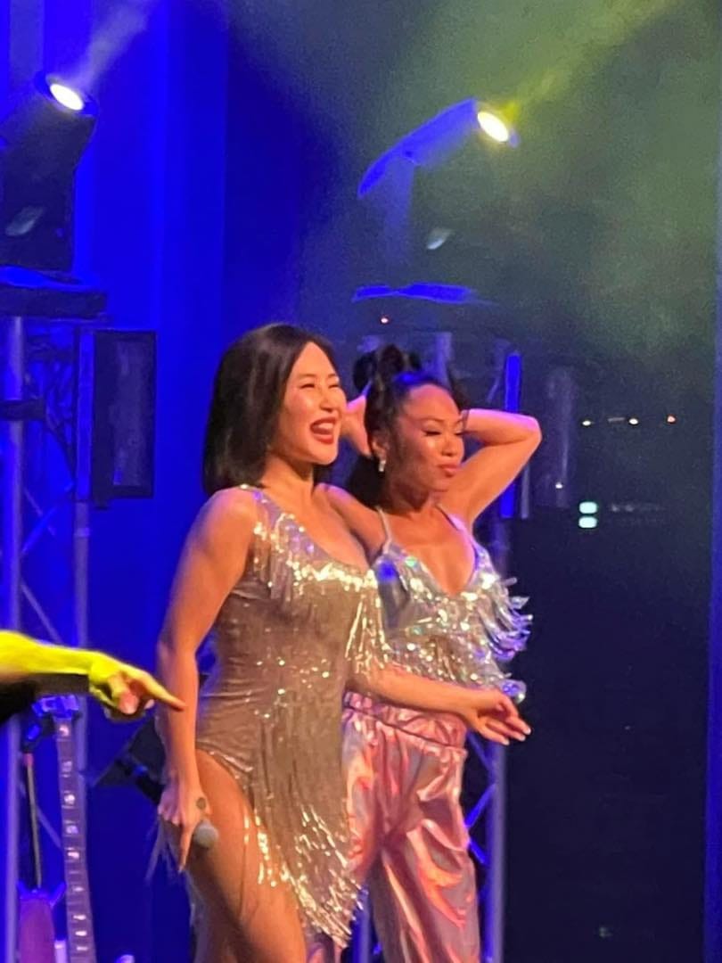 Hương Tràm diện trang phục diêm dúa nhảy nhót, lộ thân hình tăng cân trông thấy  - Ảnh 4