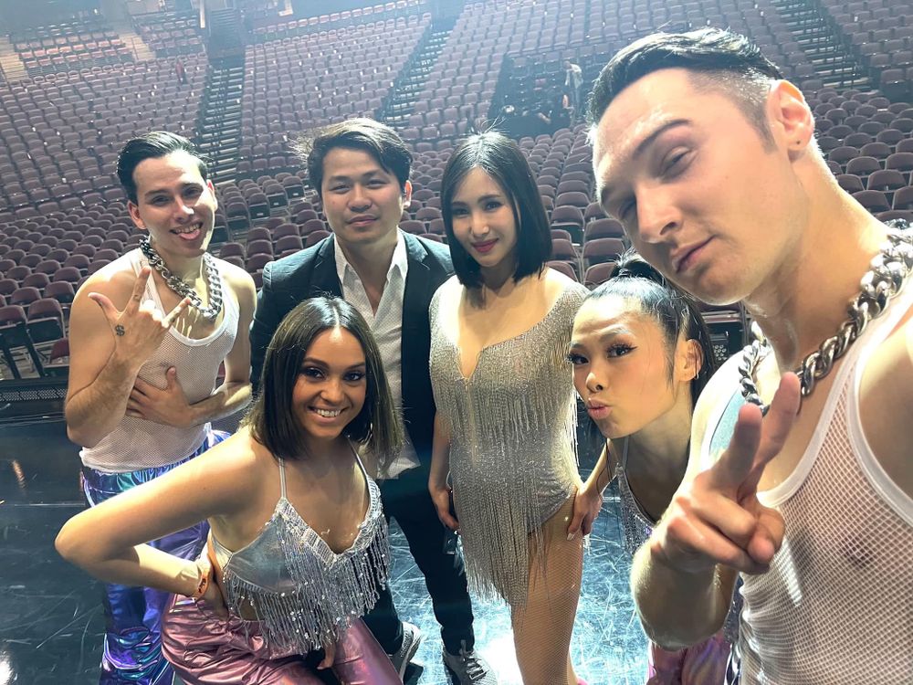 Hương Tràm diện trang phục diêm dúa nhảy nhót, lộ thân hình tăng cân trông thấy  - Ảnh 5