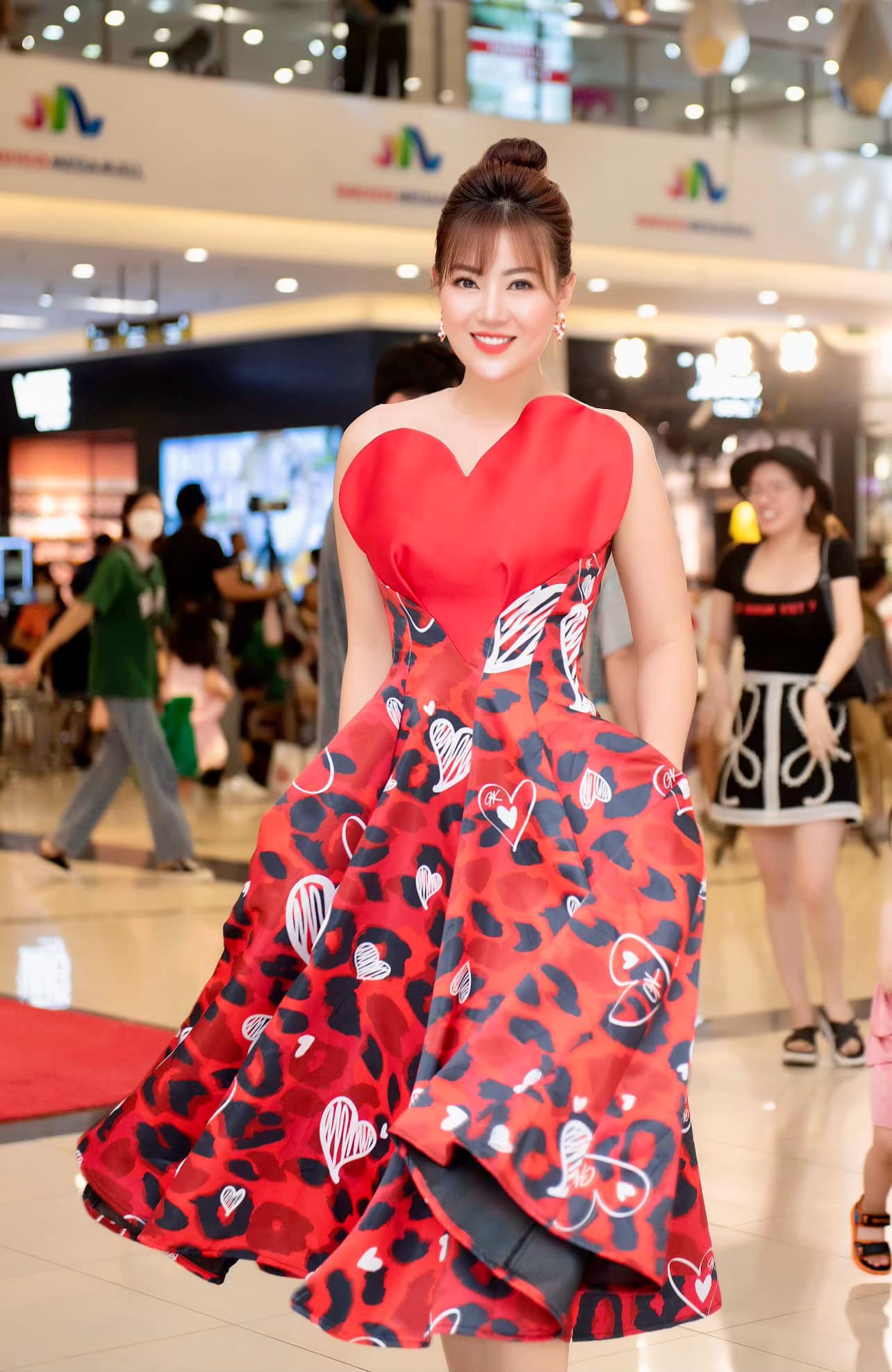 Nửa đêm, Thanh Hương hát karaoke cùng Phương Oanh, than 