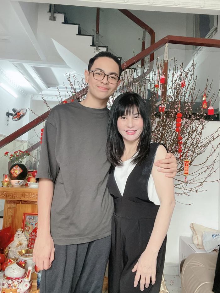 Con trai Cát Phượng thủ khoa đầu ra trường quốc tế trước thềm thi THPT QG - Ảnh 1