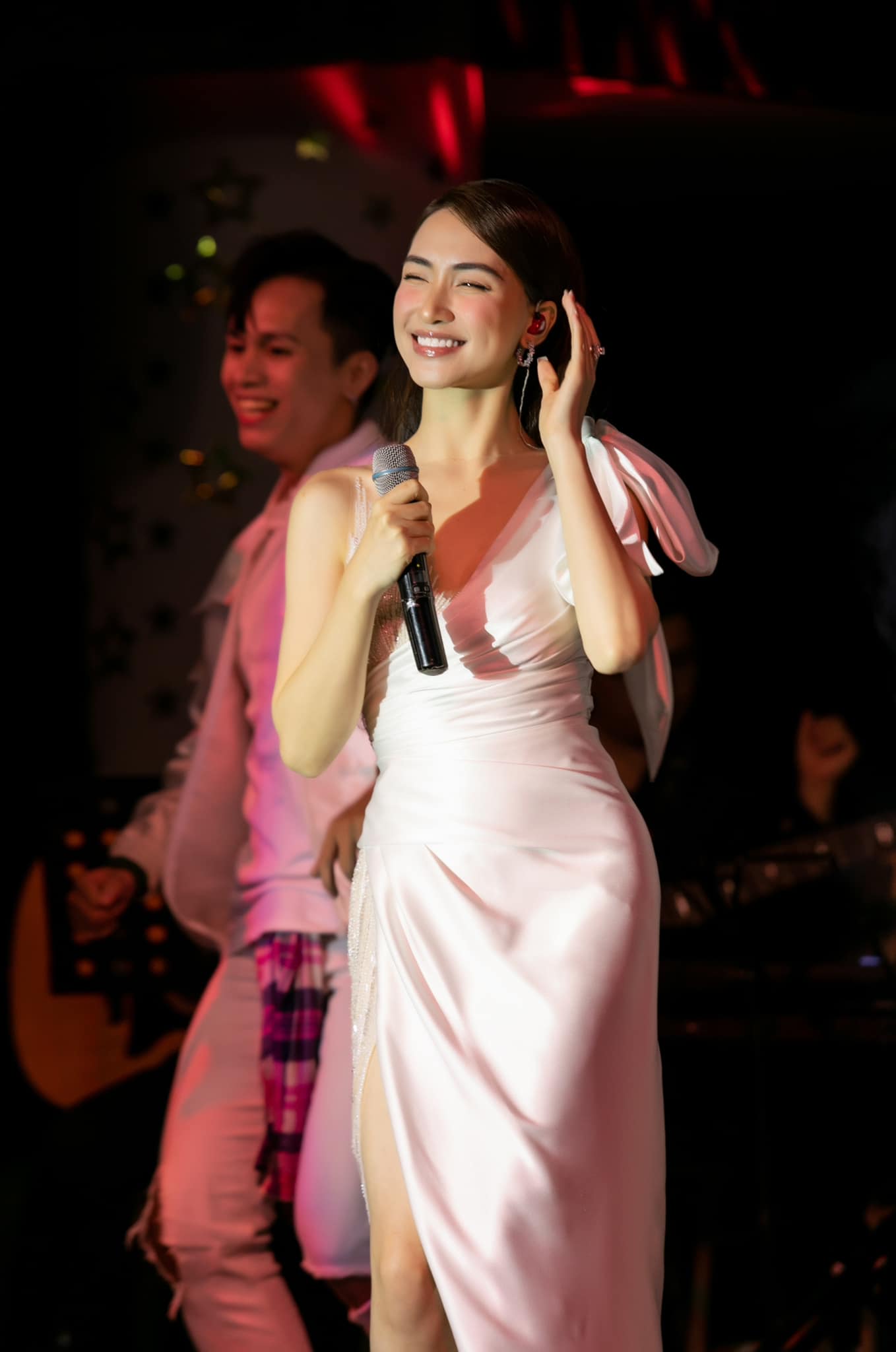 Hòa Minzy và các mỹ nhân Việt sử dụng quần động mông để có vòng 3 cong vút - Ảnh 7