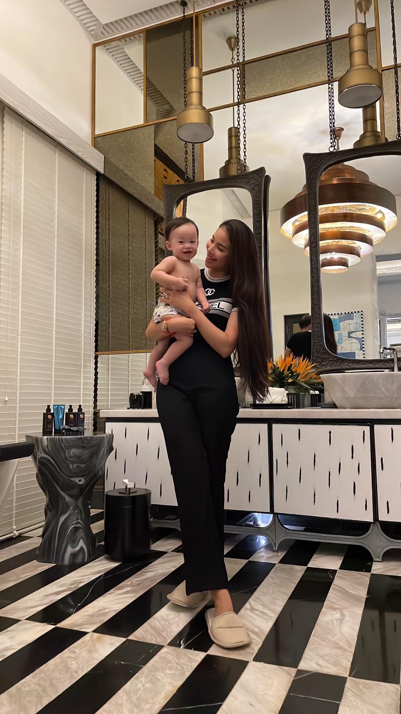 Phạm Hương chứng minh không có bầu, chỉ có 