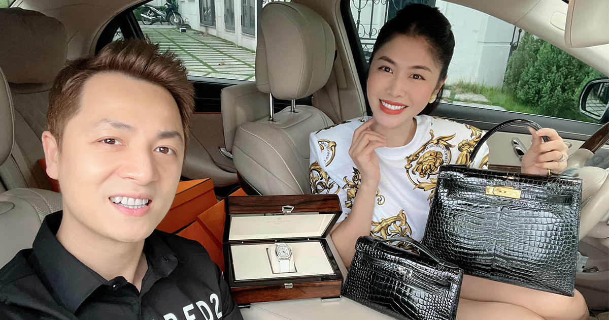 Biểu cảm của vợ Đăng Khôi khi được chồng tặng quà sinh nhật gần 2 tỷ đồng