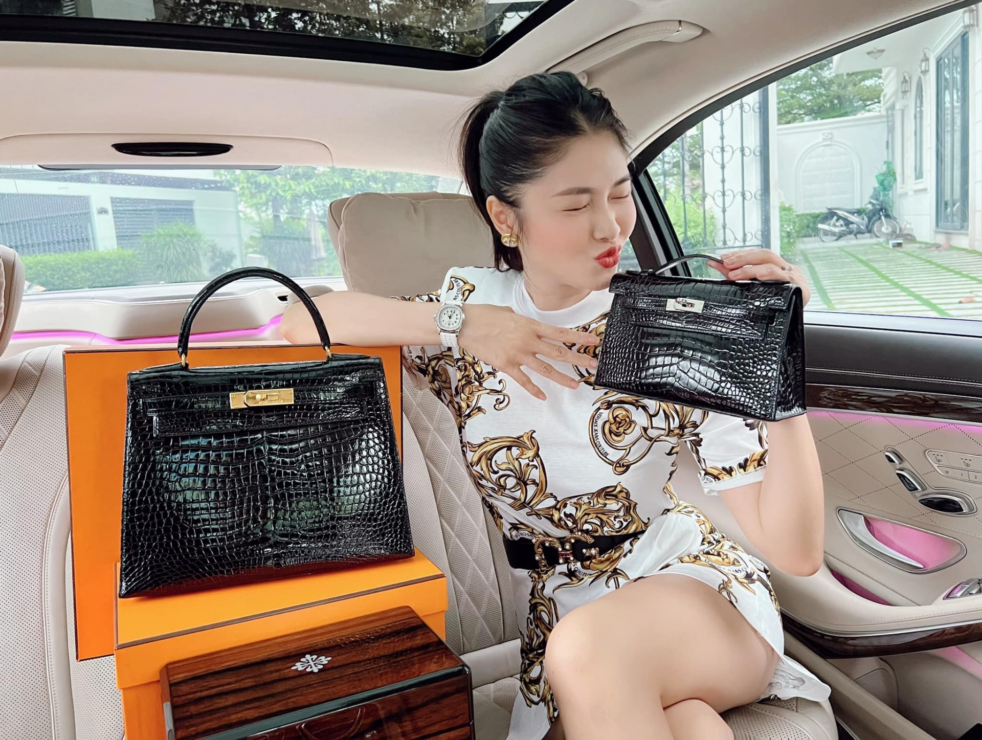 Vợ Đăng Khôi sung sướng khi được chồng tặng đồng hồ xa xỉ, túi hiệu hơn 5 tỷ đồng - Ảnh 1