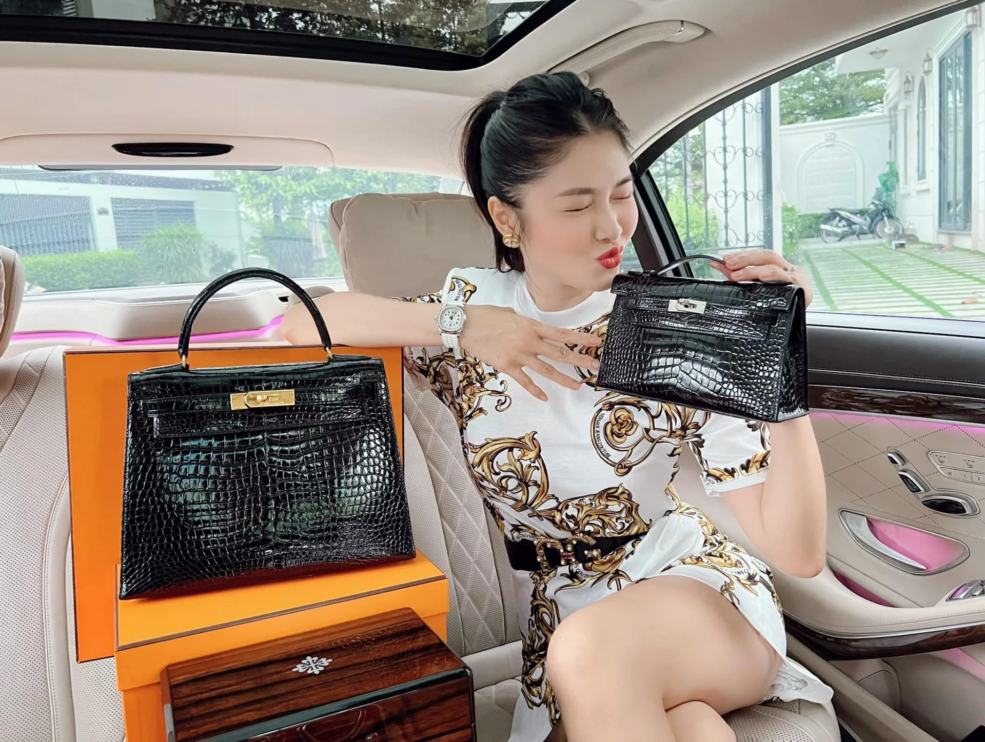 Vợ Đăng Khôi sung sướng khi được chồng tặng đồng hồ xa xỉ, túi hiệu hơn 5 tỷ đồng - Ảnh 1