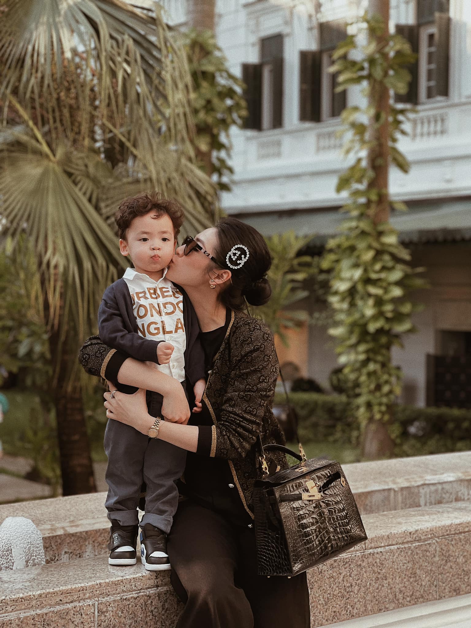 Á hậu Tú Anh bị con trai 3 tuổi chê mặt mộc - Ảnh 1