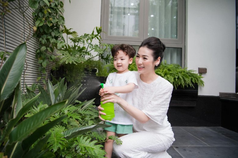 Á hậu Tú Anh bị con trai 3 tuổi chê mặt mộc - Ảnh 5