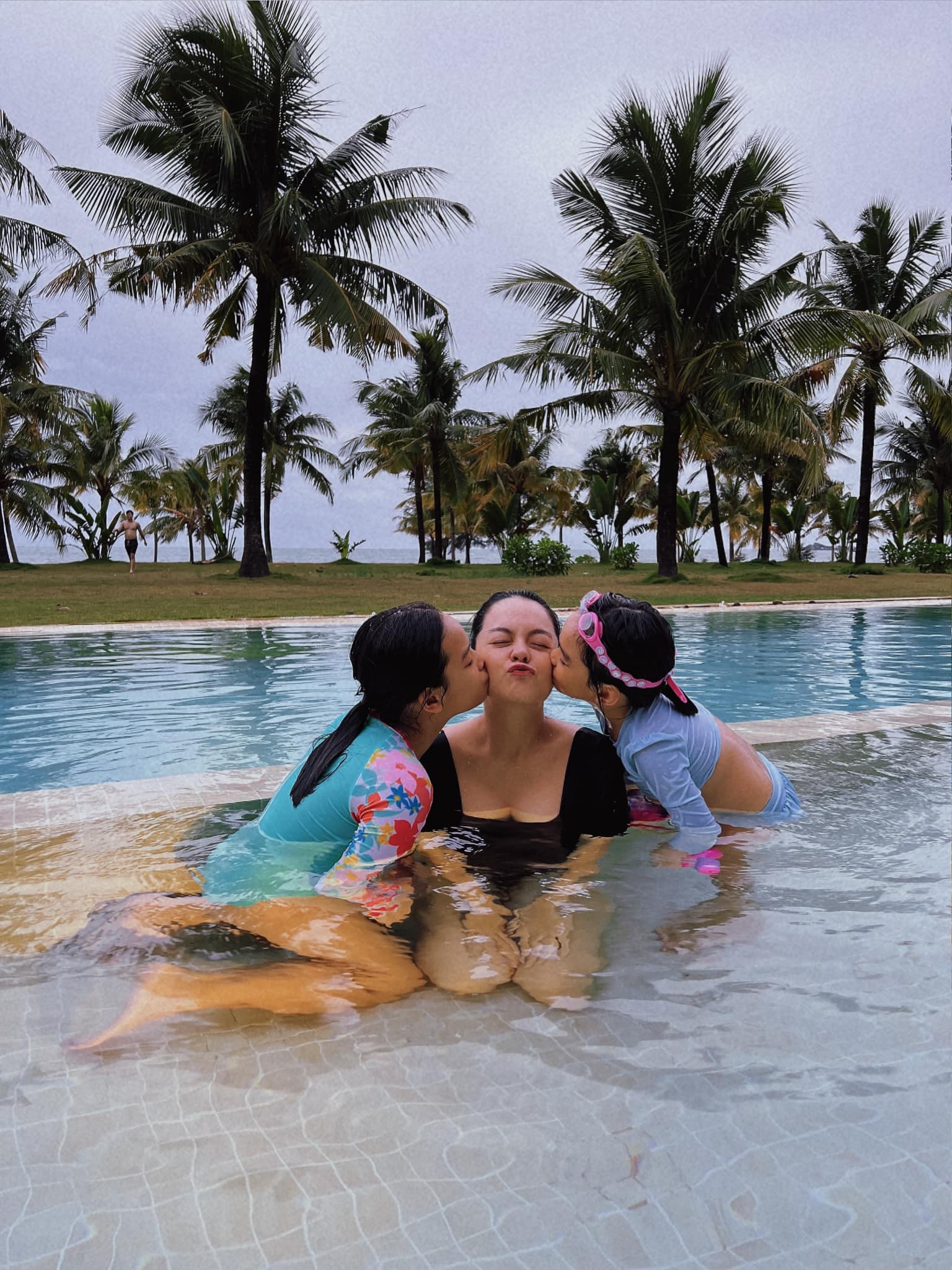 Phạm Quỳnh Anh vui vẻ hội ngộ chồng cũ Quang Huy sau khi sinh con thứ 3 - Ảnh 2