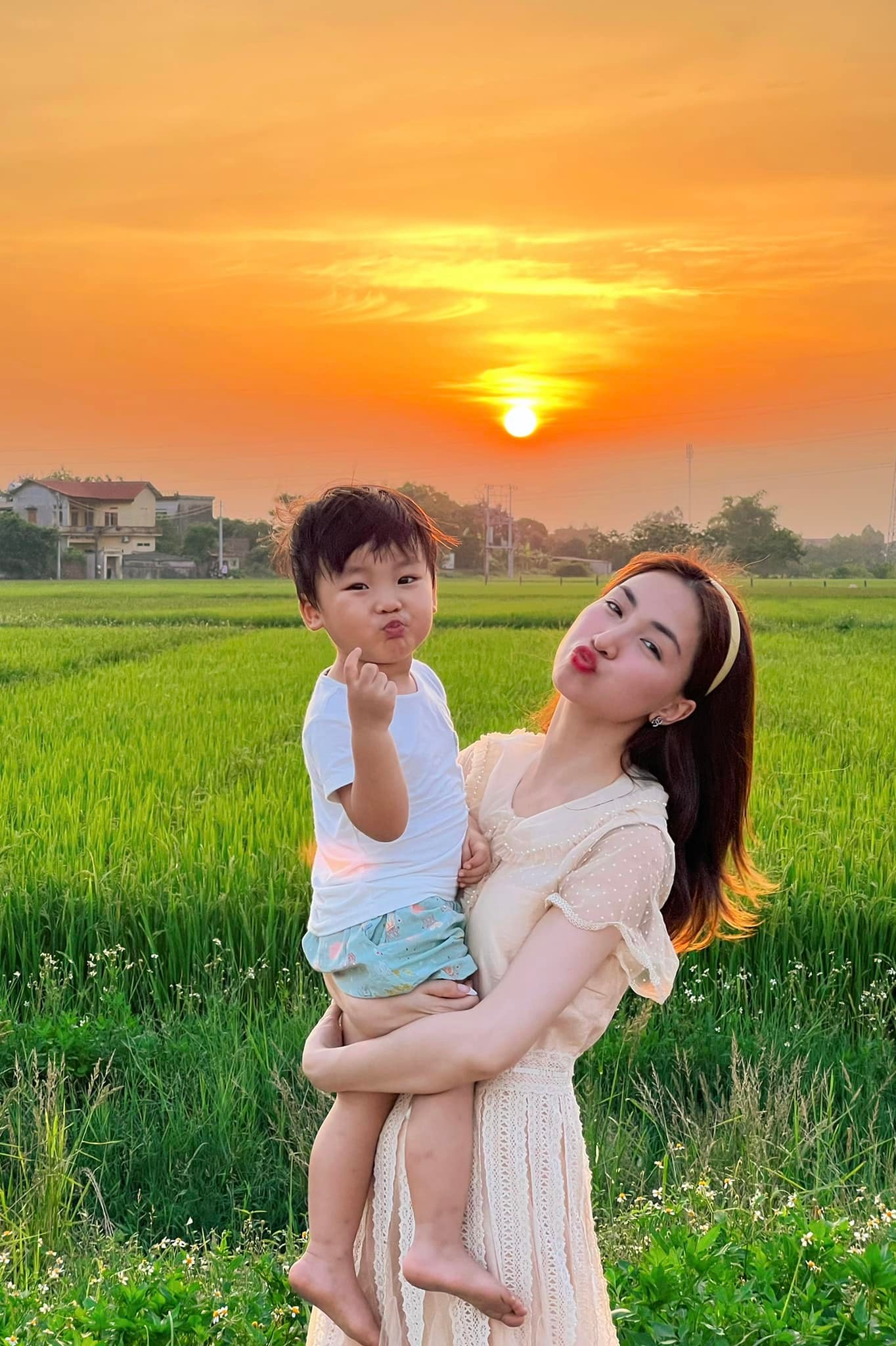 Hòa Minzy lo lắng đến mất ngủ trước ngày con trai nhập học - Ảnh 1