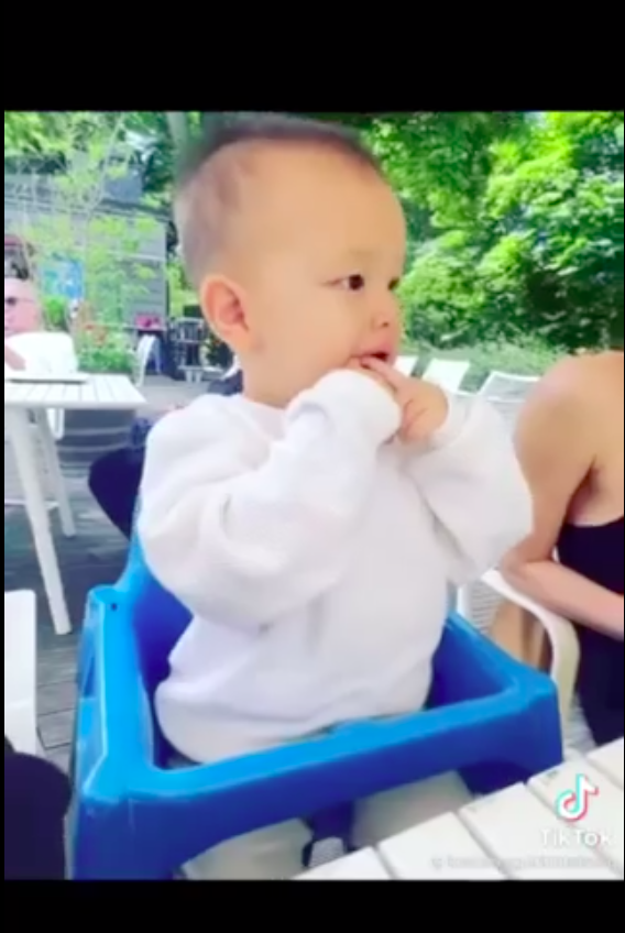 Leon nhà Hồ Ngọc Hà bắn tiếng Anh sành sỏi, đòi mẹ cho ăn cực đáng yêu - Ảnh 1