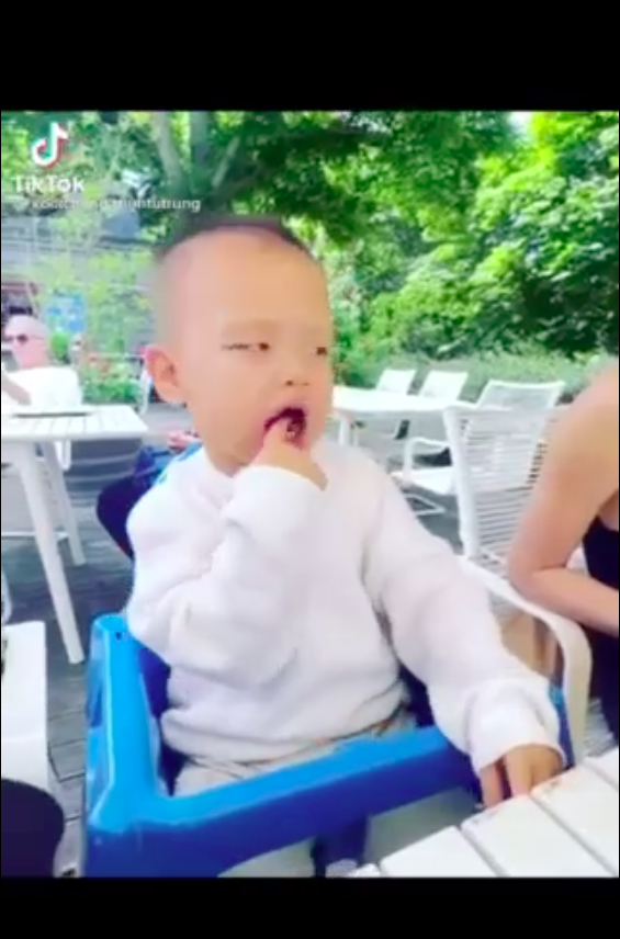 Leon nhà Hồ Ngọc Hà bắn tiếng Anh sành sỏi, đòi mẹ cho ăn cực đáng yêu - Ảnh 2