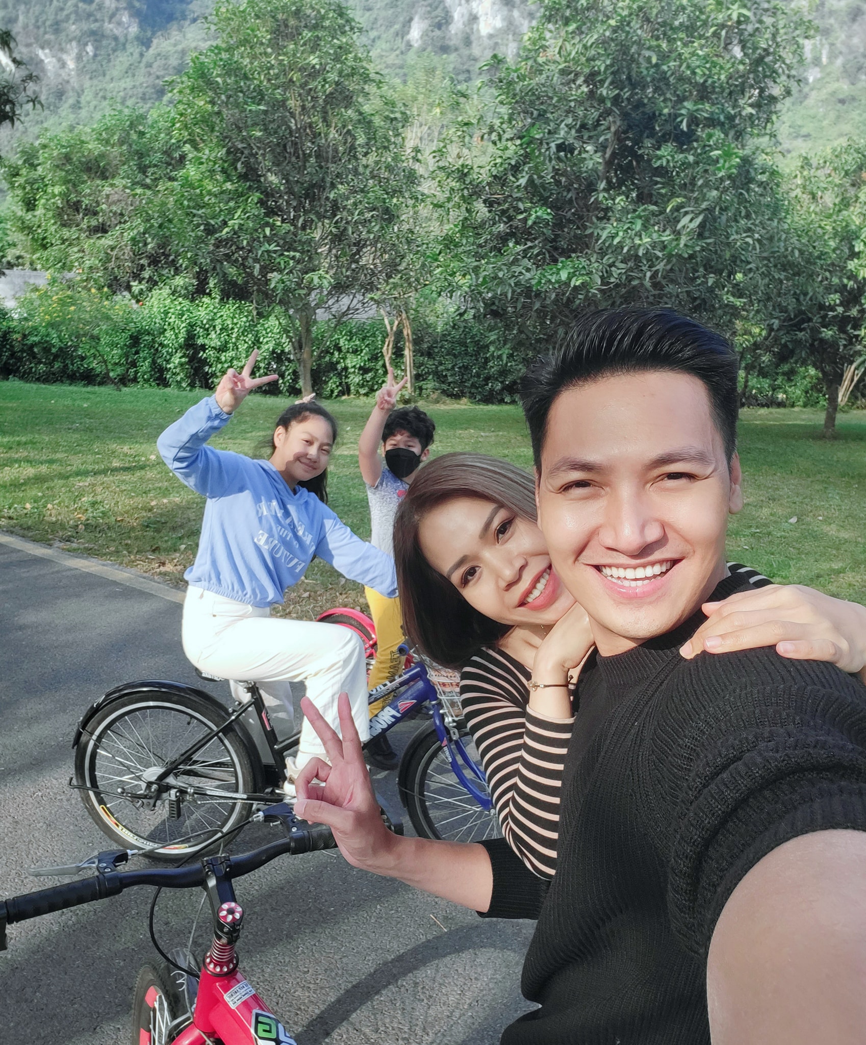 Mạnh Trường khoe ảnh năm lớp 11 với bà xã, tiết lộ 