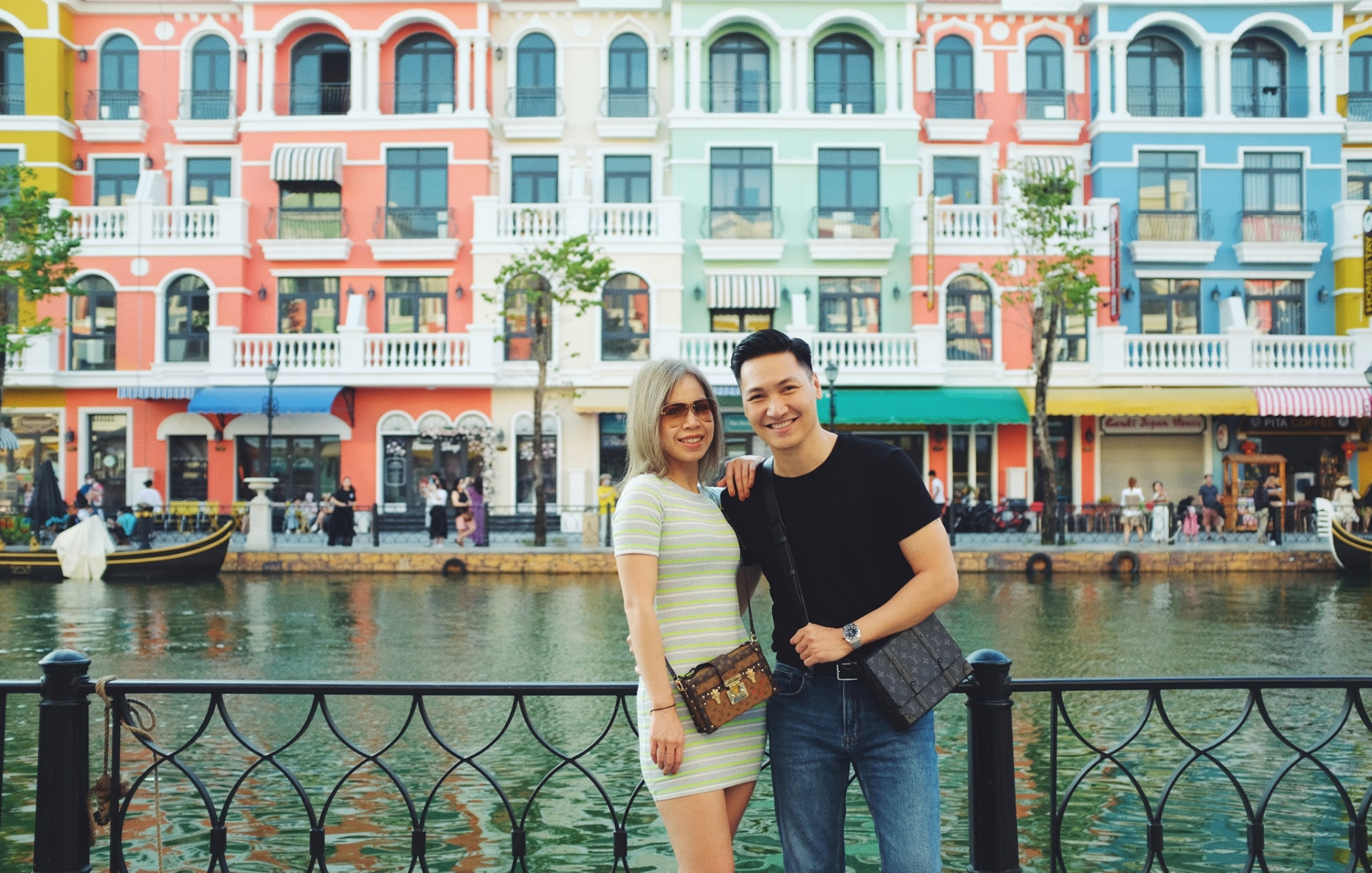 Mạnh Trường khoe ảnh năm lớp 11 với bà xã, tiết lộ 