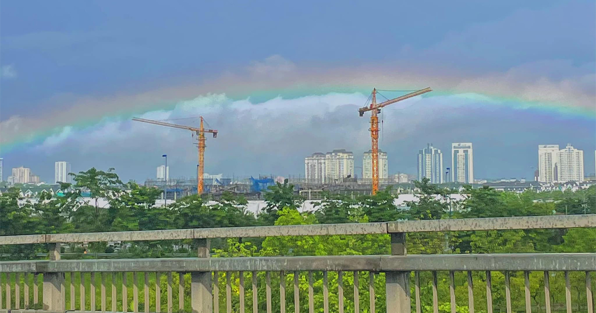 Ngắm cầu vồng Hà Nội sau cơn mưa giông ngày rằm sáng nay đẹp như phim anime