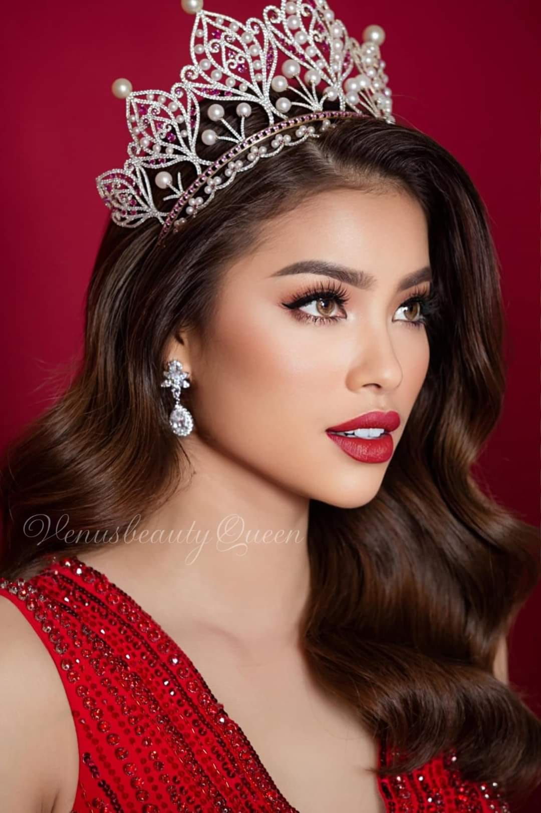 Phạm Hương đầy quyền lực trong bộ ảnh mới chụp cùng vương miện - Ảnh 2