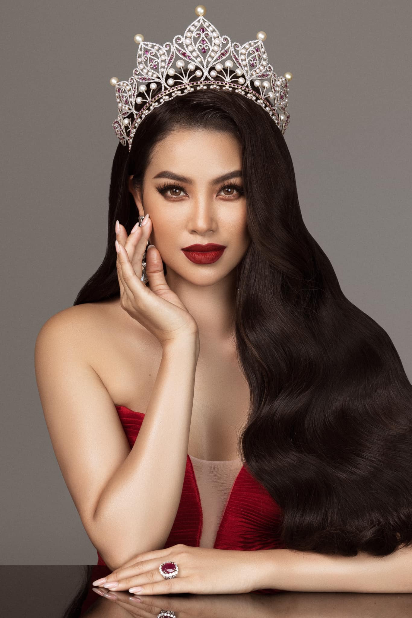 Phạm Hương đầy quyền lực trong bộ ảnh mới chụp cùng vương miện - Ảnh 1