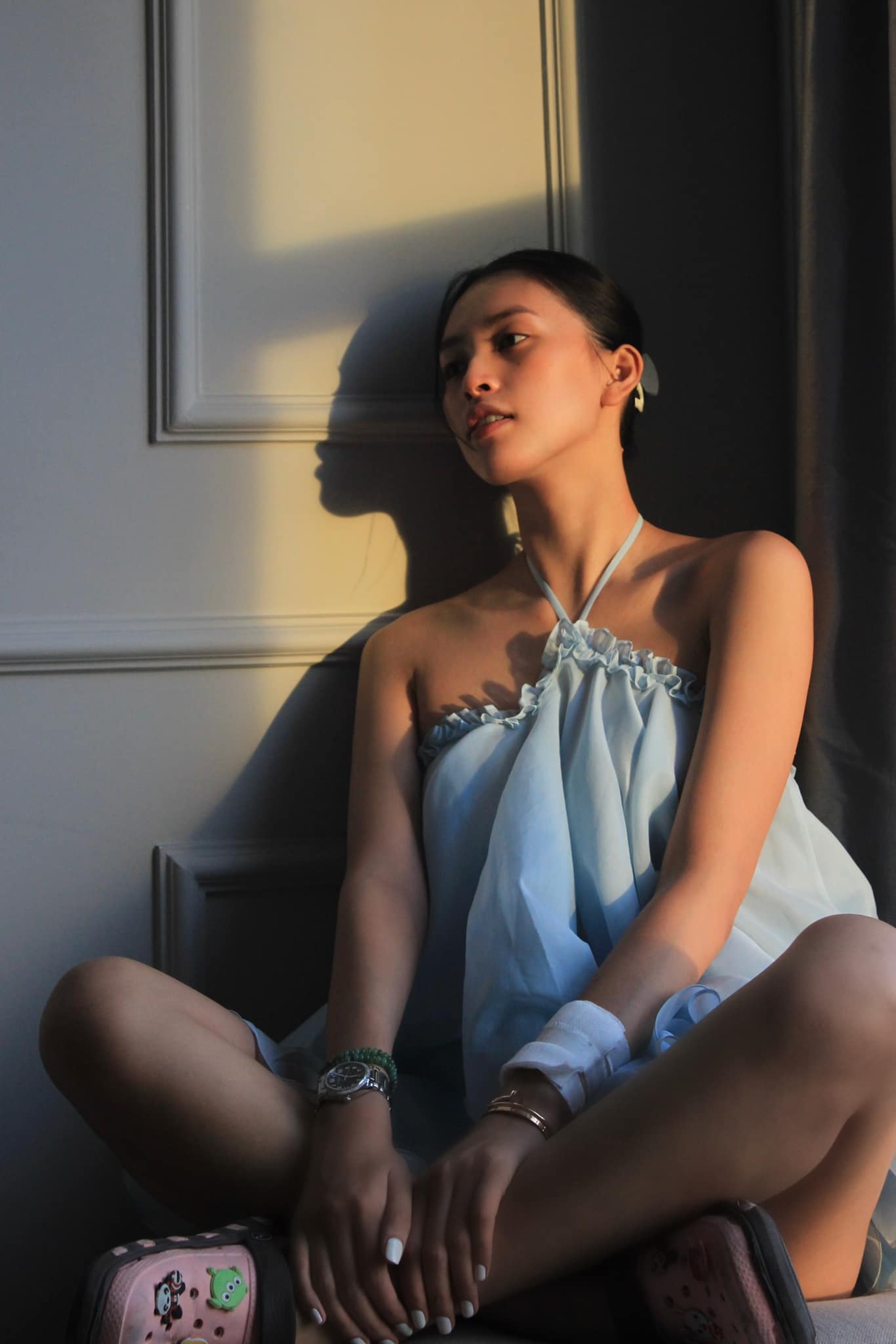 Tiểu Vy diện áo điệu đà chụp ảnh nhưng chiếm trọn spotlight là đôi dép 