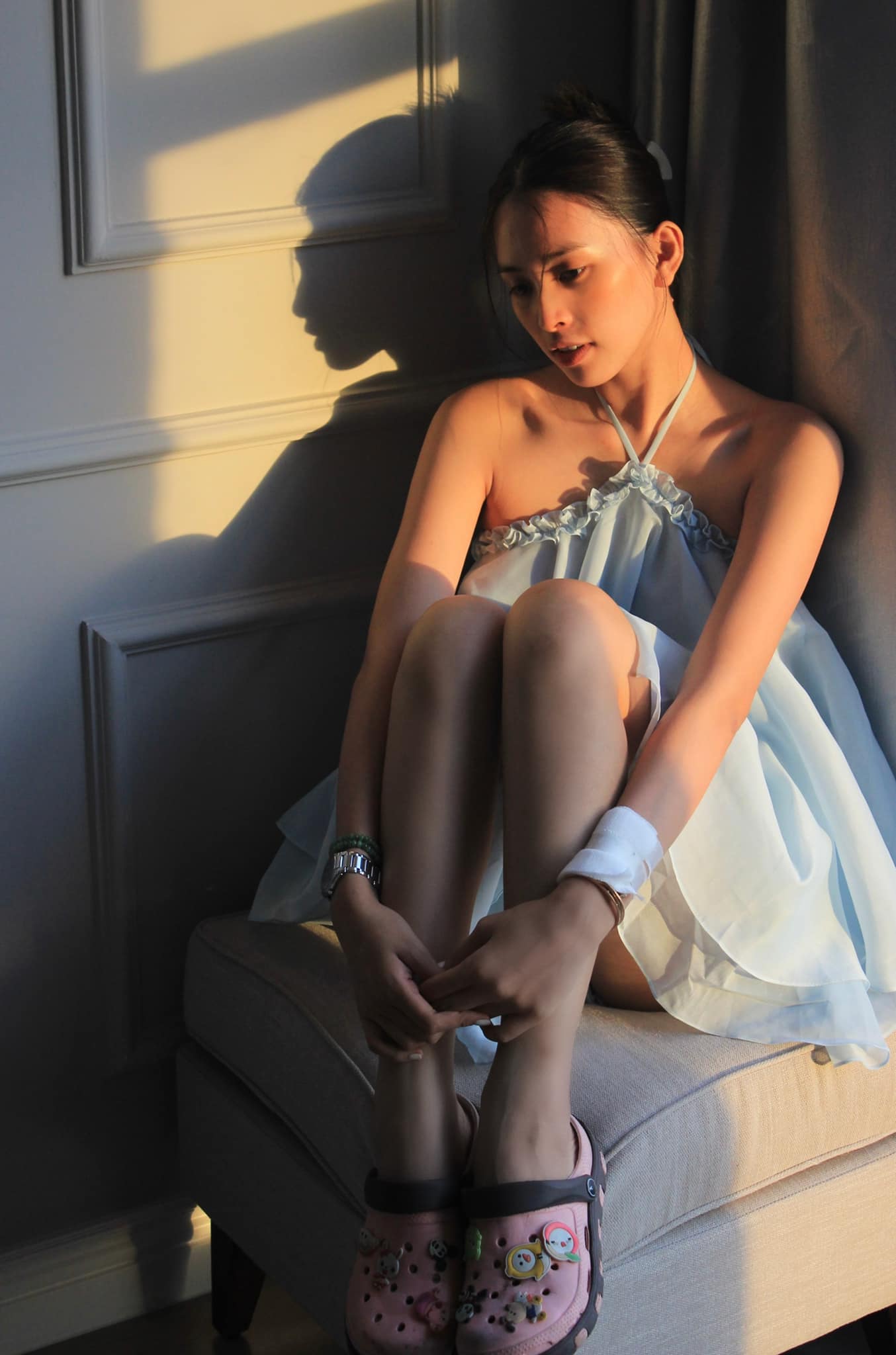 Tiểu Vy diện áo điệu đà chụp ảnh nhưng chiếm trọn spotlight là đôi dép 