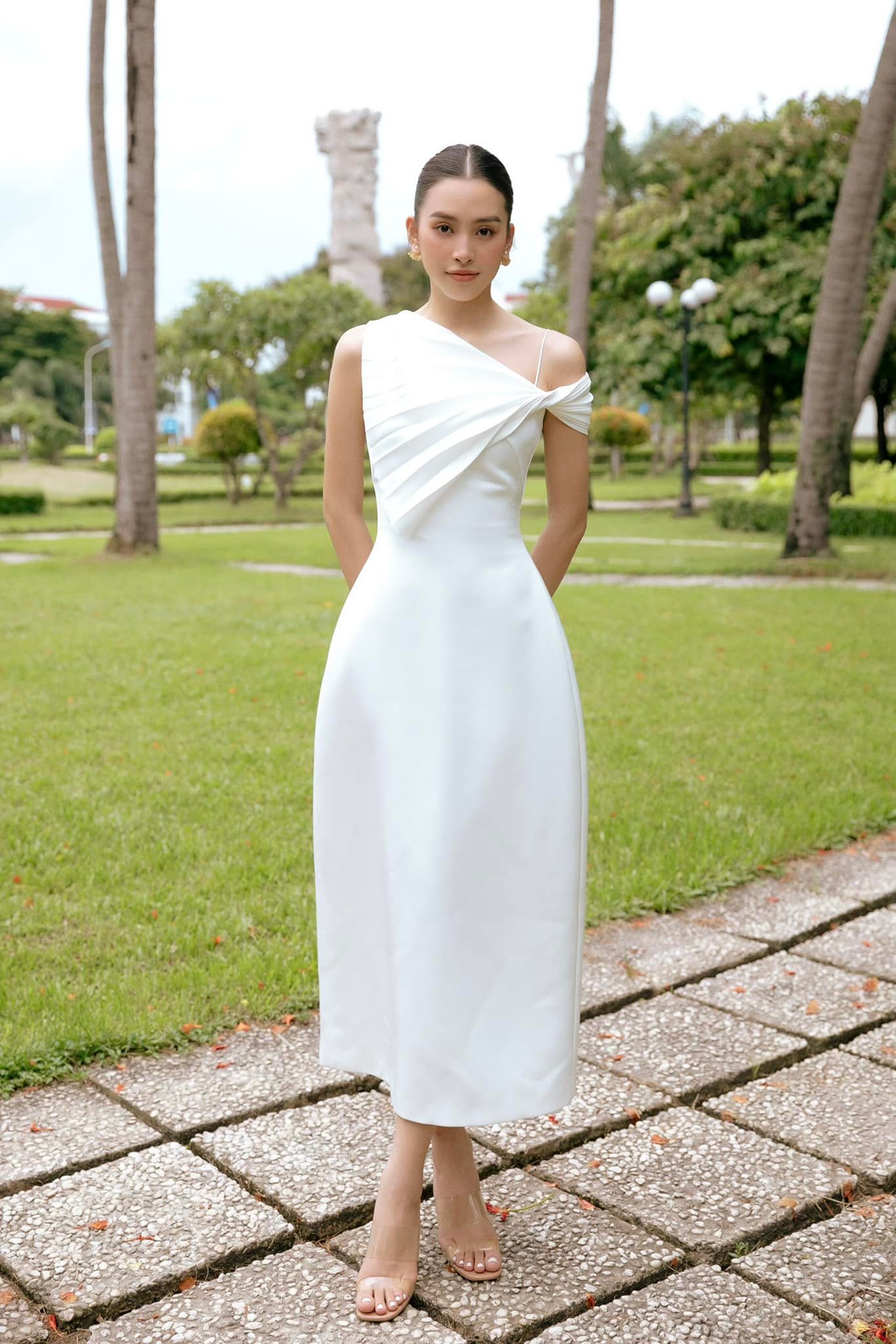 Tiểu Vy diện áo điệu đà chụp ảnh nhưng chiếm trọn spotlight là đôi dép 