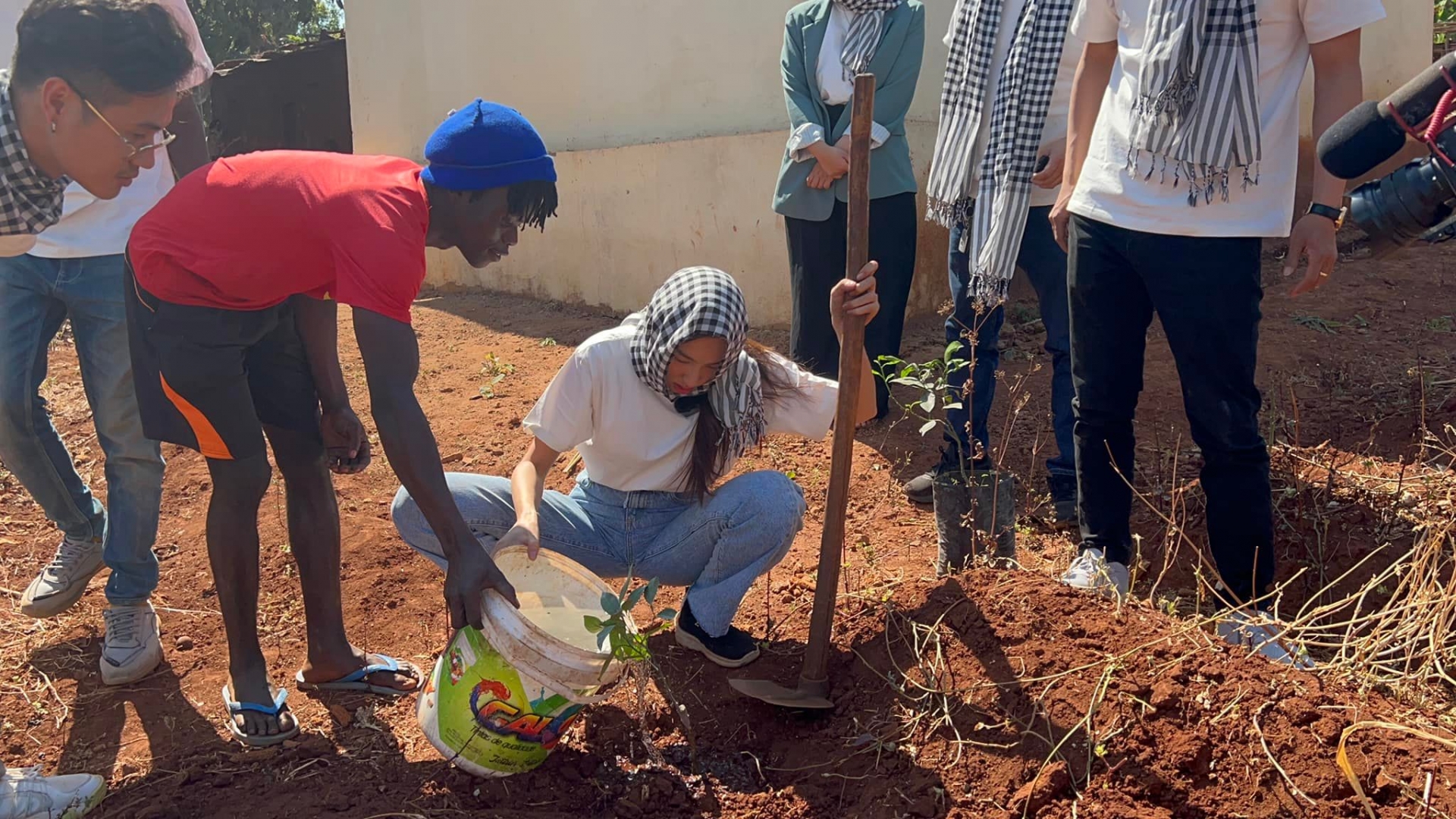 Hoa hậu Thuỳ Tiên tự trích bao nhiêu tiền cá nhân làm từ thiện tại châu Phi? - Ảnh 3