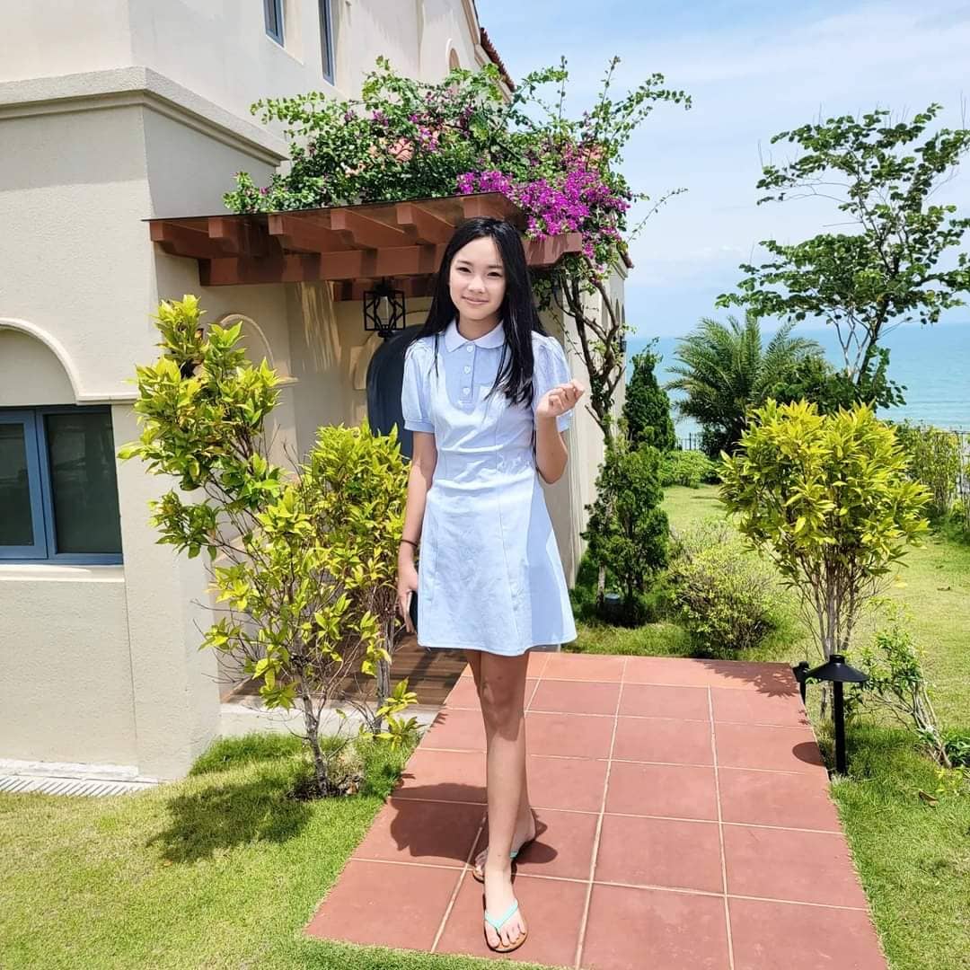 Cháu nội tỷ phú Hoàng Kiều 14 tuổi chân dài miên man, sống giản dị dù là tiểu thư - Ảnh 1