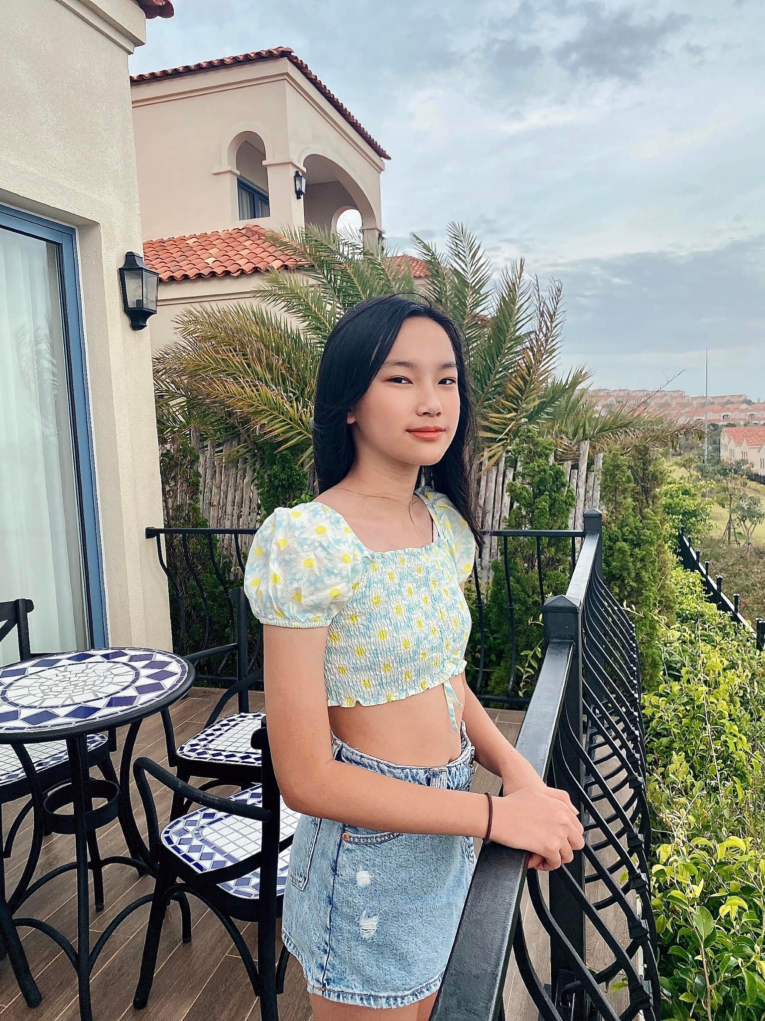 Cháu nội tỷ phú Hoàng Kiều 14 tuổi chân dài miên man, sống giản dị dù là tiểu thư - Ảnh 3