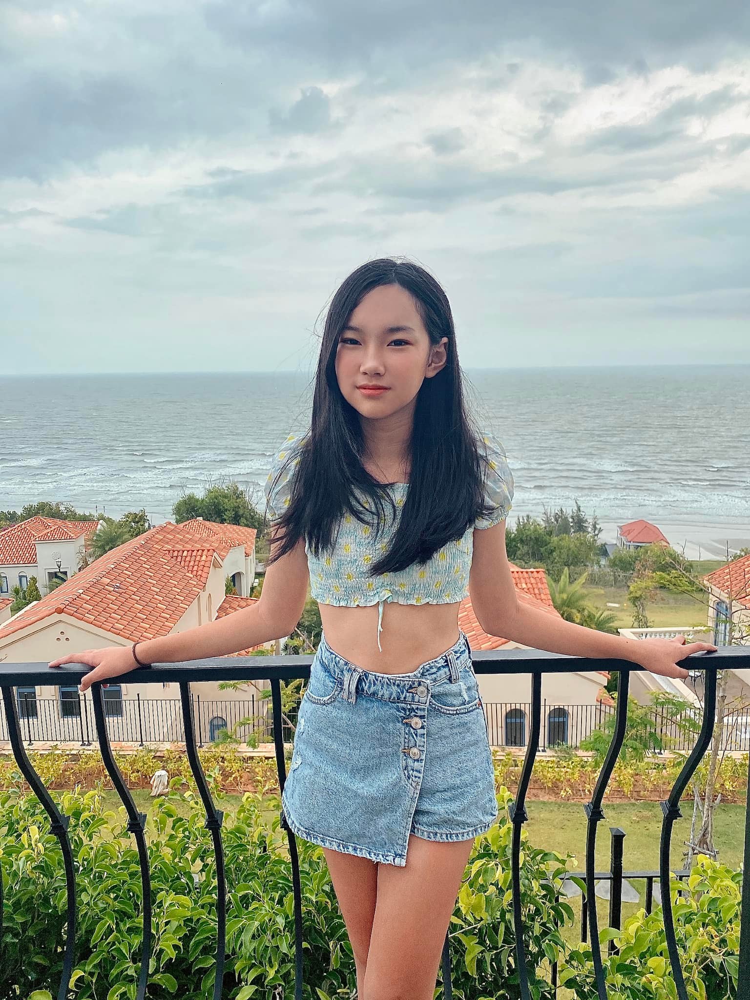 Cháu nội tỷ phú Hoàng Kiều 14 tuổi chân dài miên man, sống giản dị dù là tiểu thư - Ảnh 5