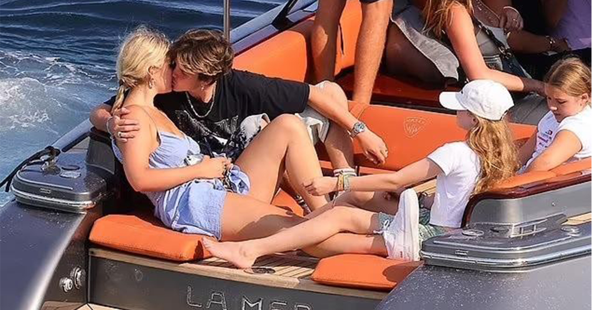 Cậu út nhà Beckham hôn say đắm bạn gái trước mặt em gái Harper