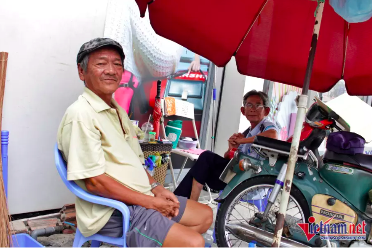 Người quét rác trúng vé số 2,3 tỷ sau 6 năm: Vợ phát 150k/ngày, vẫn còn tiền tỷ trong ngân hàng - Ảnh 2