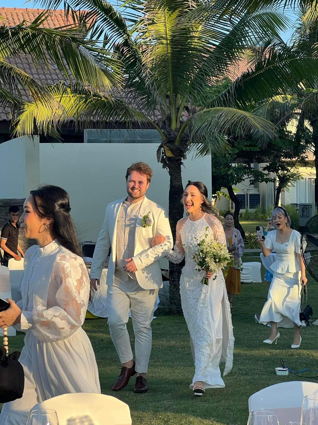 Vợ chồng Mỹ Linh tổ chức đám cưới chỉ vài chục người cho con gái Anna Trương ở Việt Nam - Ảnh 5