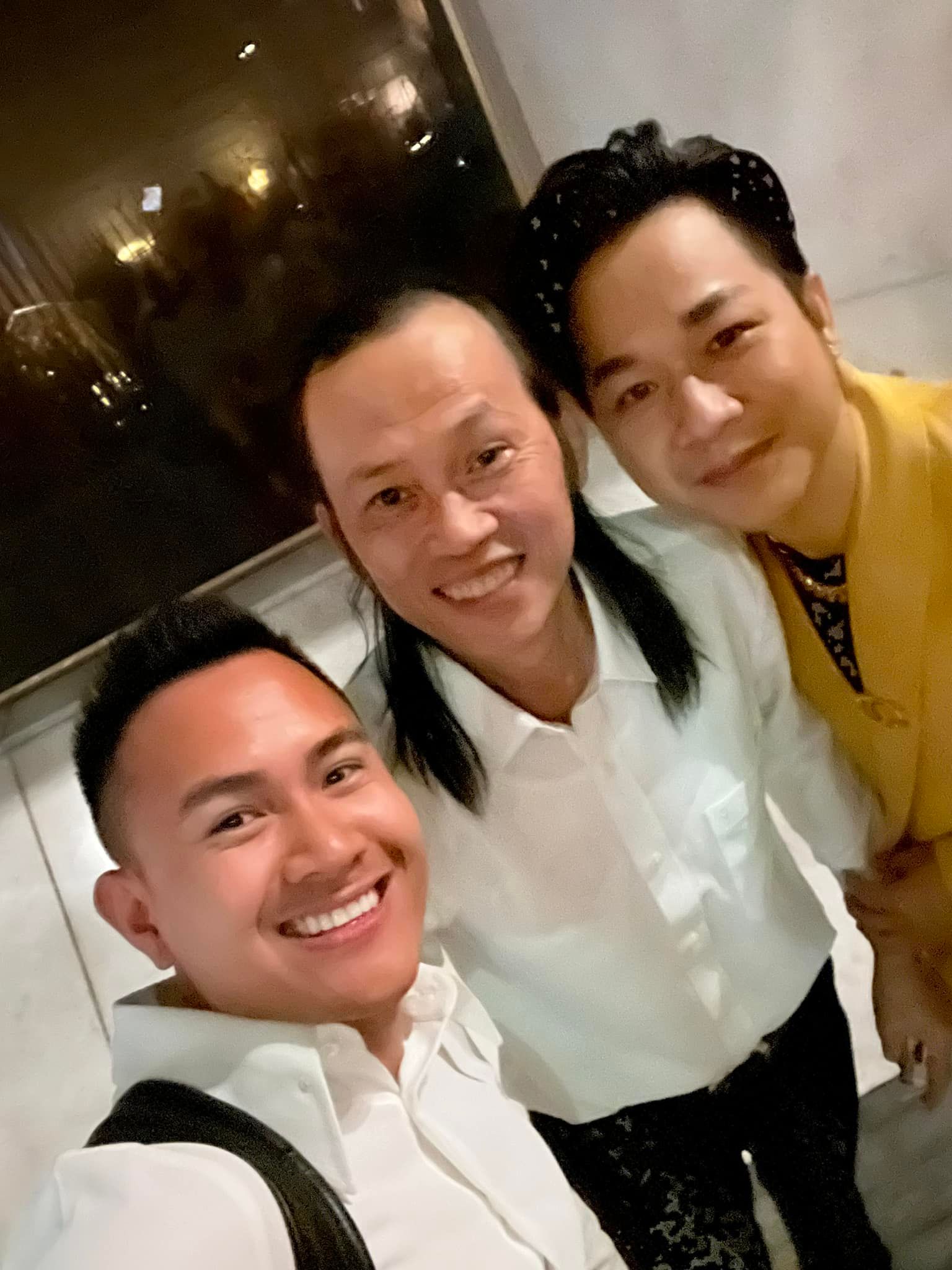 Con trai Hoài Linh về nước thăm bố sau gần 3 năm xa cách, ngoại hình danh hài gây chú ý - Ảnh 1